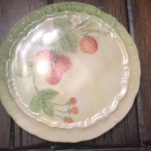 Platter ores Russell strawberries 6 1/2 by 61/2 inches